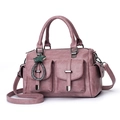 Detail der altrosa Boston Bag mit Metallschnallentaschen und Sternanhänger-Dekoration - Altrosa