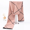 Écharpe réversible à carreaux rose et noir avec longues franges et texture douce - Gros Carreaux Diagonaux / Gris Foncé Rose