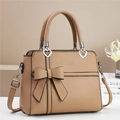 Sac à main élégant en cuir marron clair avec nœud décoratif et détails en métal en forme de cœur - Khaki