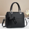 Sac à main élégant en cuir noir avec un grand nœud et une boucle en métal en forme de cœur - Noir