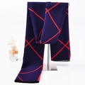 Écharpe à carreaux bleu marine et rouge au toucher cachemire avec franges noires sur support - Gros Carreaux Diagonaux / Rouge Marine