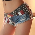Pantaloncini di jeans sexy a vita bassa con bandiera americana, orlo sfrangiato e stelle - S / Stelle e Strisce