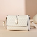 Bolso bandolera de cuero blanco con relieve geométrico y elegantes herrajes dorados - Blanco Roto