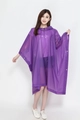 Dettaglio del poncho antipioggia viola impermeabile con cappuccio regolabile - Viola