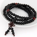Bracelet de perles de prière noires avec accents rouges et pompon chinois sur plateau blanc - 108 Perles de Prière Multi-couches / Noir