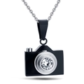 Collana con ciondolo a forma di fotocamera retrò in acciaio inox e dettaglio in cristallo - Nero