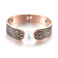 Brazalete de oro rosa con rayas de cebra negras y una gran perla blanca central - Oro Rosa (KB80913)