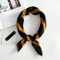 Elegante pañuelo de seda a rayas amarillas y verde oscuro anudado con estilo de lazo - Rayas Verdes y Amarillas