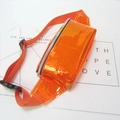 Detalle de riñonera de PVC naranja reflectante con cremallera negra y hebilla de plástico - Naranja