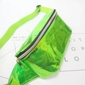 Primer plano de la riñonera de PVC verde neón transparente con acabado reflectante y cremallera - Verde