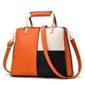 Schicke Damen Handtasche in Orange, Weiß und Schwarz mit goldenen Metallgriffen - Orange
