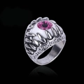 Punk-Krallenring mit rosa bösem Auge auf schwarzer, reflektierender Oberfläche aus Silber - US 8 / Rosa
