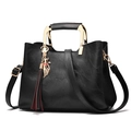 Bolso de cuero negro con asa metálica dorada en forma de U y colgante de gato - Negro