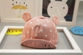 Λεπτομέρεια ροζ βαμβακερού βρεφικού καπέλου με μαλακό γείσο, πουά και τρισδιάστατα αυτιά - Ολόκληρο Ύφασμα Ροζ