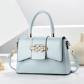 Elegante lichtblauwe trapezium handtas met goudkleurige knoopsluiting en handvat - Blauw