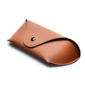 Custodia pieghevole per occhiali in pelle marrone con bottone a pressione nero - Regolare / Marrone Chiaro (Texture Litchi)