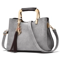 Bolso bandolera gris con textura para mujer, asas doradas en U y colgante de gato con borla - Gris