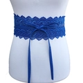Detailaufnahme des blauen Spitzen-Korsettgürtels mit Blumenmuster und Kunstlederschleife - Blau