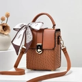Bruine geweven crossbody tas met metalen slot en decoratieve zijden sjaal aan handvat - Aardgeel