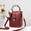 Bordeauxrode crossbodytas met geweven textuur, gouden slot en decoratieve zijden sjaal - Wijnrood