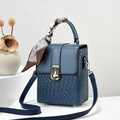Detail van blauwe geweven lederen crossbodytas met decoratieve zijden sjaal - Blauw