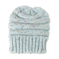 Primer plano del gorro de punto azul claro con motas de colores y textura de lana gruesa - Azul claro