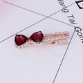 Barrette nœud en or rose sertie de cristaux rouge foncé et de strass blancs étincelants - Violet Brunâtre