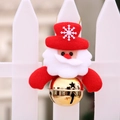Weihnachtsmann-Filzanhänger mit goldener Glocke am weißen Zaun für den Christbaum - Goldene Glocke Weihnachtsmann
