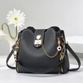 Vue détaillée du sac à main en cuir noir avec des chaînes et des finitions métalliques dorées - Gris