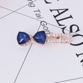 Barrette à cheveux nœud en cristal bleu foncé avec strass sur une base dorée - Bleu Foncé