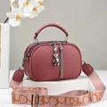 Dettaglio borsa rosa a tracolla con ciondolo a forma di orso e decorazione nappa - Rosa
