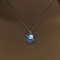 Lichtgevende pijlhanger ketting met blauw gloeiende kraal aan een zilveren ketting - Hemelblauw Lichtgevend