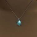 Lichtgevende pijl ketting met blauwe gloeiende kraal op zilveren gedraaide ketting - Blauw-Groen Lichtgevend
