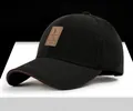 Gorra de béisbol negra clásica con ribete café y parche de cuero en soporte blanco - Ajustable / Negro con etiqueta marrón (borde café)