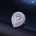 Elegante anillo de gota en oro blanco con circón en forma de pera y doble halo - Blanco