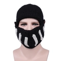 Detailweergave van het zwarte gebreide ridder masker met witte accenten en knoopsluitingen - Eén maat / Zwart