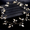 Serre-tête de mariée doré avec feuilles et perles blanches sur fond noir texturé - Version Raffinée en Fil de Cuivre / Doré