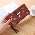 Portafoglio lungo rosso ruggine in pelle con motivi a foglie e nappina decorativa - caffè