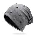 Graue Strickmütze mit silbernen Metallsternen für einen trendigen Hip-Hop-Stil - 56-60cm / Hellgrau