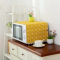 Copertura per microonde in lino giallo con motivi geometrici bianchi e nappe - Scacchiera Gialla