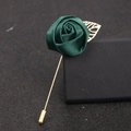 Grüne Satin-Blumenbrosche mit Goldblatt-Detail auf einer schwarzen Schmuckschatulle - Dunkelgrün