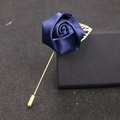 Eleganter dunkelblauer Satin-Rosen-Ansteckpin mit goldenem Blatt und langer Metallnadel - Marineblau