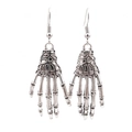 Orecchini a mano di scheletro gotico in argento antico per Halloween con dettagli ossei - Artiglio di scheletro / Argento Antico