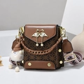 Mini bolso bandolera vintage marrón con correa ancha y colgante de peluche - Marrón