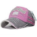Nahaufnahme der Distressed 1969 Stickerei auf der pink-grauen Vintage-Baseballkappe - Verstellbar / Rosa/Grau Patchwork
