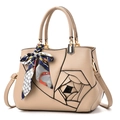 Bolso beige elegante con rosa en 3D y pañuelo de seda envuelto en el asa - Caqui