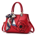 Elegante bolso de mano rojo con costuras de rosa y un pañuelo decorativo de seda - Burdeos