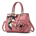 Elegante bolso de mujer rosa palo en cuero sintético con diseño floral 3D y pañuelo de seda - Rosa Palo