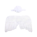 Vue détaillée des ailes d'ange en plumes blanches et bandeau fleur pour nouveau-né - Blanc