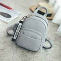 Détail du mini sac à dos en cuir PU bleu clair avec pompon gris et ruban porte-clés - Avec boule de poils / Gris